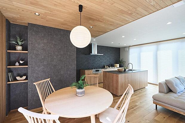 【ダイニングキッチン】リビングとダイニングがゆったり確保されており、家具の配置がしやすく使い勝手の良い空間になっています。