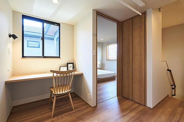 【ワークスペース】家族とほどよく距離を取りつつ、自分だけの時間を楽しめるワークスペース空間です。窓から光が入り、明るく換気もしやすい快適。