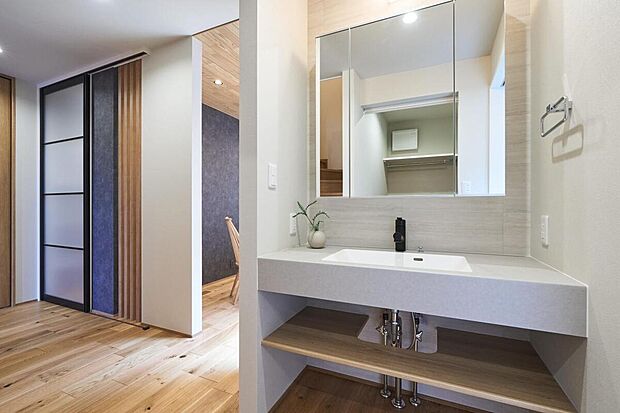 【洗面台】洗面所内に十分な広さがあり、家族で同時に使ってもストレスの少ない間取りです。