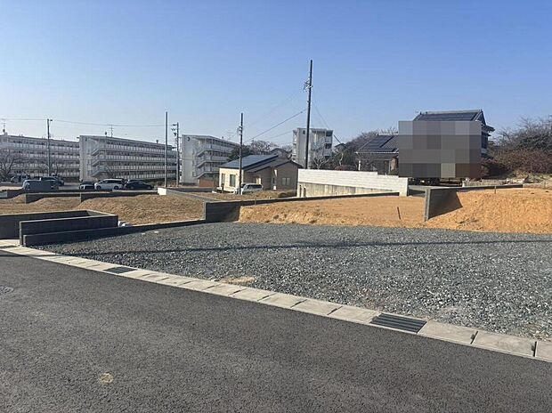 【【現地写真】】南側、幅約6.0mの公道に接道し、広い青空に包み込まれる陽当たり良好な立地。快適な生活環境が整っています。