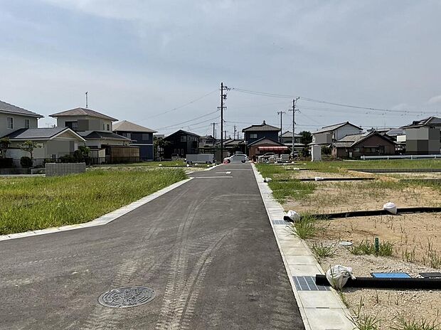 【前面道路】前面道路はゆとりのある広さで見通しも良好。駐車や車同士のすれ違いもスムーズに行え、毎日の通勤やお出かけもストレスなく快適に過ごせます。