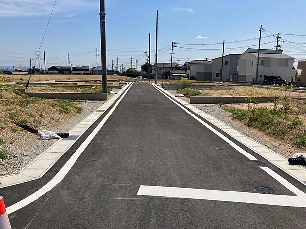 【前面道路】住民以外は通ることの少ない街区内道路。舗装された前面道路は、お車の通行はもちろん、自転車やベビーカーなどの通行も快適です。