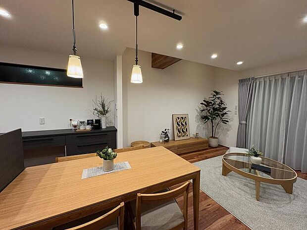 【リビングルーム】キッチンからはLDKを一望でき遊んだり寛いだりする家族を見守りながらお料理ができます。すぐ隣にはダイニングテーブルを配置し出来上がった料理の配膳もスムーズに。