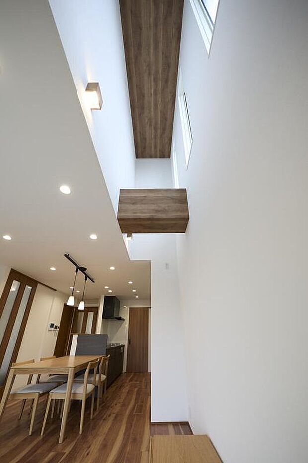 【リビングルーム】LDKの吹き抜けは陽光を取り込むだけでなく、空間に奥行きを生み出し解放感を演出。日中は陽光が燦燦と降り注ぐため照明要らずでお過ごしいただけます。