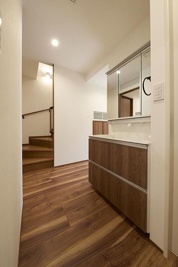 【洗面台】洗面台は動線を意識して玄関傍に設置。帰宅後の手洗いがすぐにできるので衛生的にも◎。朝の忙しい時間帯では身支度してから出発までがスムーズに進むのが嬉しいですね。