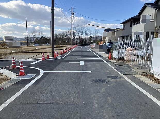 【前面道路】見通しが良く、車の出入りもしやすい安心の街区設計です。