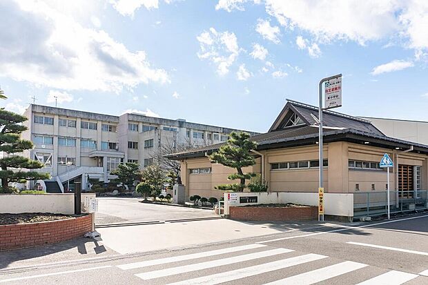 尾張旭市立東中学校 (約2,050m)