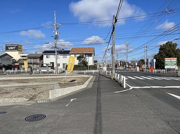 【前面道路】生活利便施設が身近に揃う、暮らしやすさが魅力の住環境！