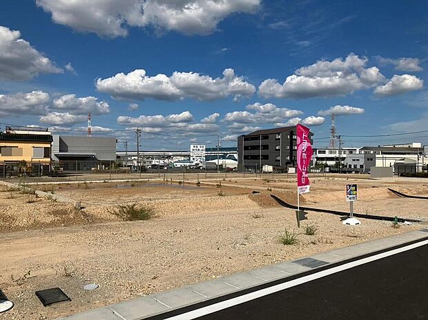 【現地写真】日々の生活を明るく快適に過ごすことができるでしょう。さらに、周辺には生活に便利な施設も充実しており、子育て世帯からシニア世帯まで、様々なライフスタイルの方におすすめです。