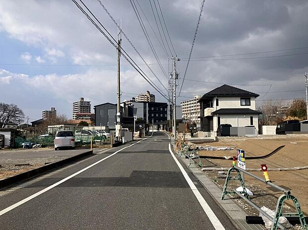 【現地写真】各街区の広さだけでなく、まち全体にゆとりを感じるランドスケープ。お住まいの前道は幅5mから6mの開発道路になっています。