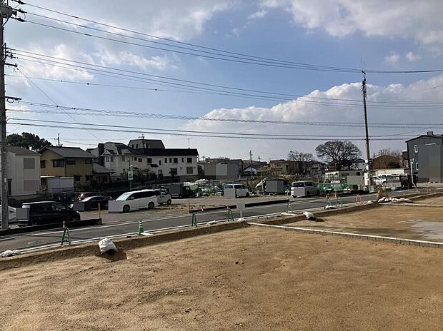 【現地写真】公園や病院など、子育て世代に嬉しい施設が身近に！コンビニやスーパーも近くにあり、日々の買い物も安心！