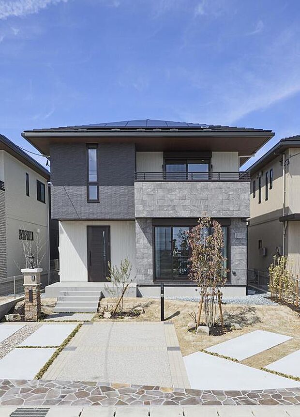 【外観写真（55）】分譲地ならではの整った街並みと調和する外観デザイン。周囲の景観とバランスよく配置され、安心感と開放感を兼ね備えた住まいです。