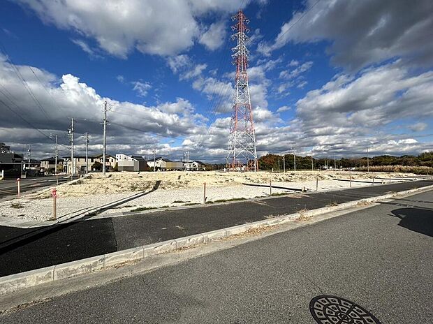 【全体現地写真（南東角）】前道６ｍ以上、道路が広く整備されており、子育て世代に人気のエリアです。