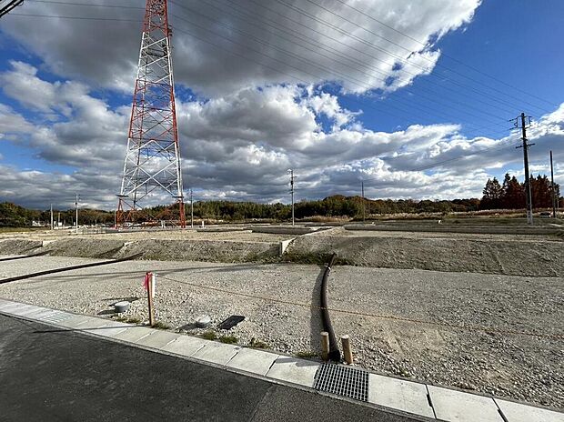 【全体現地写真】周辺環境が充実。スーパー、コンビニのほか、保育園や公園も徒歩圏内にあり、快適な生活をサポートします。
