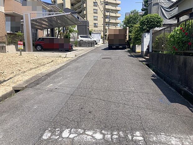 【前面道路 西→東】街並み周辺は閑静な住宅街。静かで落ち着きのある街並みが新しい暮らしのステージ。