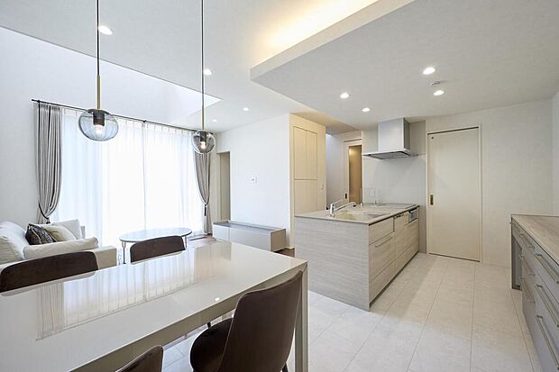 【リビングルーム】【J-5号棟】ダイニングの一角に設けられたデスクスペースはちょっとした作業や勉強、テレワークなどにも活躍します。ご家族みんなが利用できるスペースです。