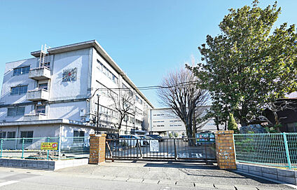 東中学校 現地から1560m～1580m。(徒歩20分。(最長))