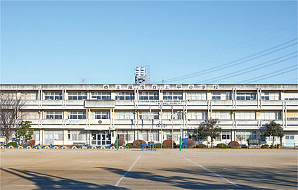 上平小学校 現地から320m～340m。(徒歩4分～5分。)