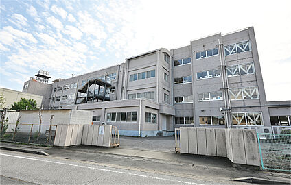 大石中学校 現地から990m。(徒歩13分。)