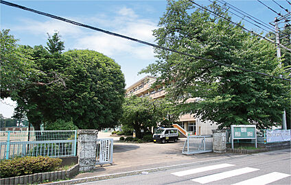 上平中学校 現地から1330m。(徒歩17分。)