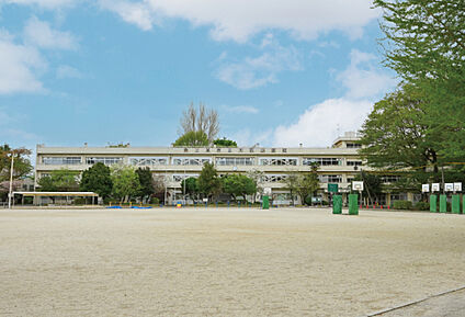 大石小学校 現地から810m。(徒歩11分。)