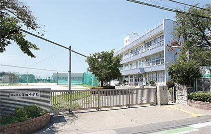 蓮田中学校 現地から1490m～1530m。(徒歩19分～20分。)