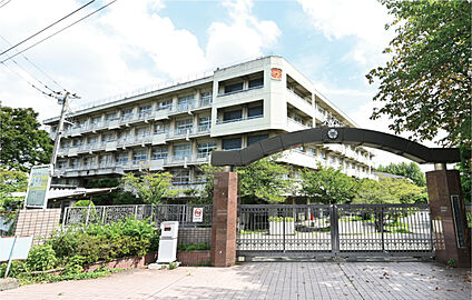 大原中学校 現地から1740m。(徒歩22分。)