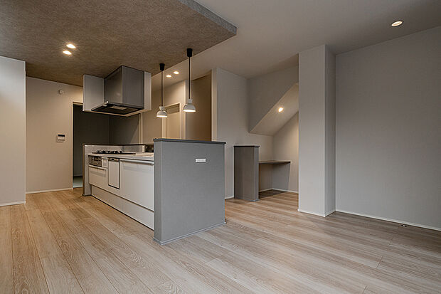 自由な動線を生むアイランドキッチン。開放的で効率良く作業ができます。(B3-1号棟)
