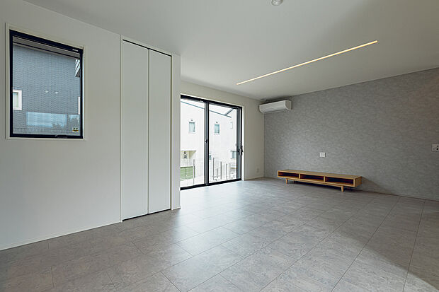 南向き、床暖房付きのリビングダイニング。明るい室内空間。(4号棟)
