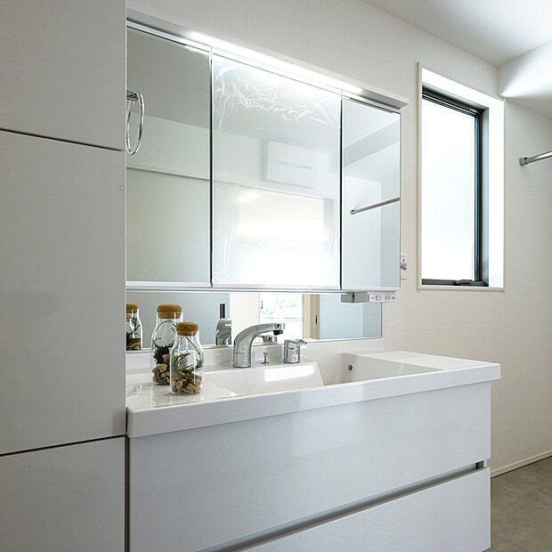 【洗面室】忙しい朝にもご家族で使うことができ、大容量の収納も完備しております。