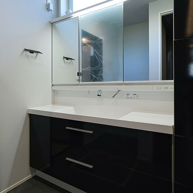 【洗面室】忙しい朝にもご家族で使うことができ、大容量の収納も完備しております。