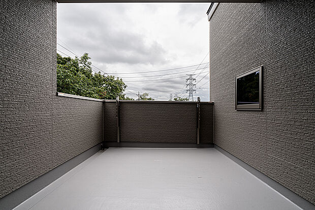 【バルコニー(N-6号棟)】広々としたバルコニーは、アウトドアリビングとしても楽しめます。