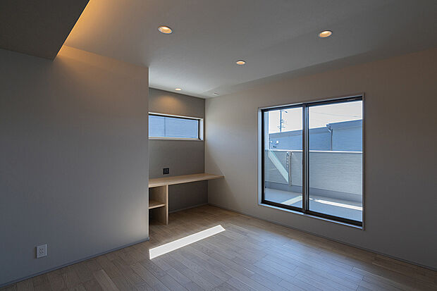 【主寝室(2号棟)】主寝室には読書や在宅ワークなど、一人で集中する時間を確保できるように書斎コーナーを設けました。