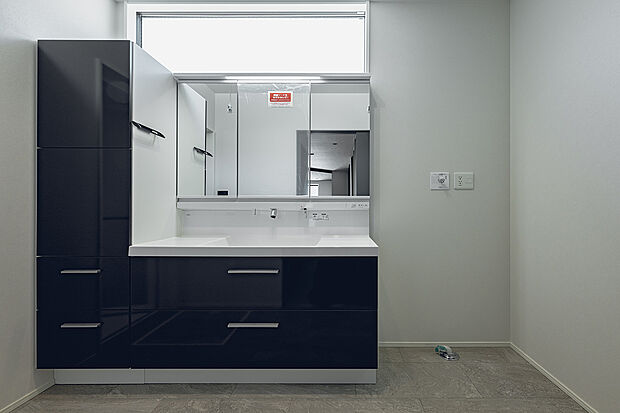 【洗面室(3号棟)】キッチンの近くに配置した洗面室。家事動線がスムーズな間取りです。