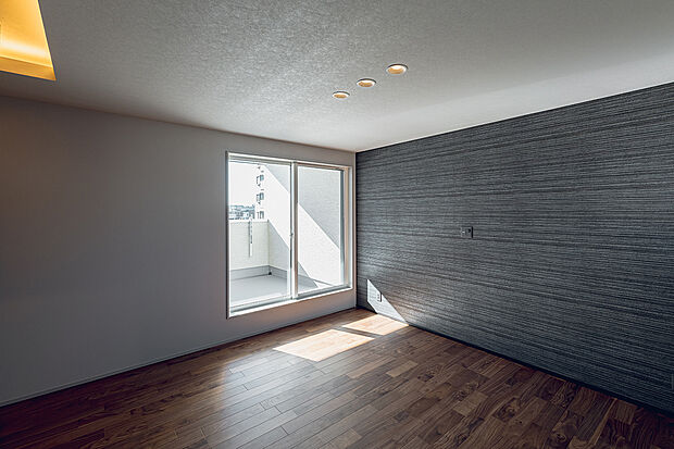 【主寝室(7号棟)】間接照明の柔らかな光が広がる主寝室。落ち着いた色調とシンプルなデザインが、安らぎの時間を演出します。
