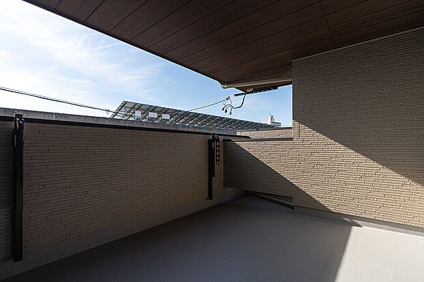 【インナーバルコニー(1号棟)】急な雨でも安心なインナーバルコニー。ガーデンチェアなどを置いて、景色を楽しむ快適なアウトドアリビングとしても使用できます。(1号棟)