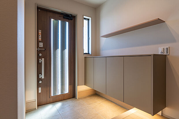 【玄関(2号棟)】間接照明を用い、落ち着きのある雰囲気で家族やお客様を迎える玄関。
