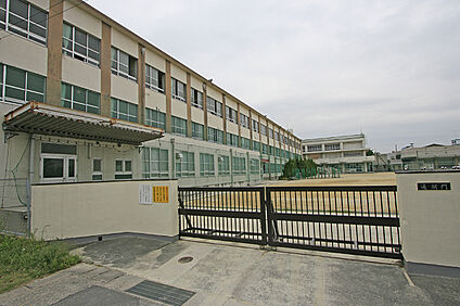 楠中学校 約1180m(徒歩約15分)