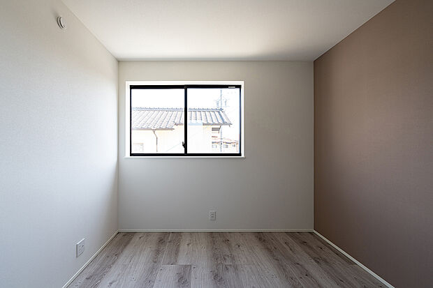 【洋室(2号棟)】子ども部屋にぴったりの明るい洋室。全室南向きで日当たり良好です。
