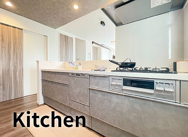 【キッチン】
シンプルなデザインでお手入れしやすいシームレスフォルムのシンクです。
食洗機付きなので洗い物の手間が省けます！
カートリッジの交換も簡単な浄水器一体型水栓。