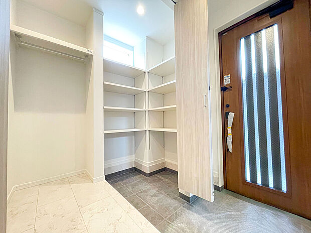 【【弊社プラン例：S.I.C】】収納たっぷりのシューズインクローゼット。
ベビーカーや趣味の道具も室内を汚すことなく収納でき、お出かけの準備ラクラク！
※画像にはオプション商品も含まれております。