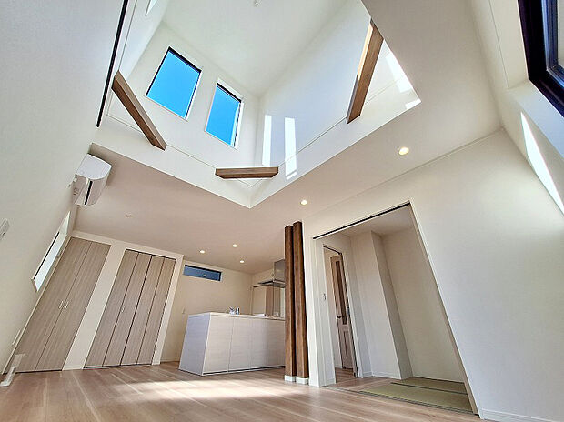 【【弊社プラン例：リビング】】吹き抜けや折り上げ天井で空間を広く見せ開放感のあるリビングや便利なリビング収納など理想をカタチにしませんか？
※画像にはオプション商品も含まれております。