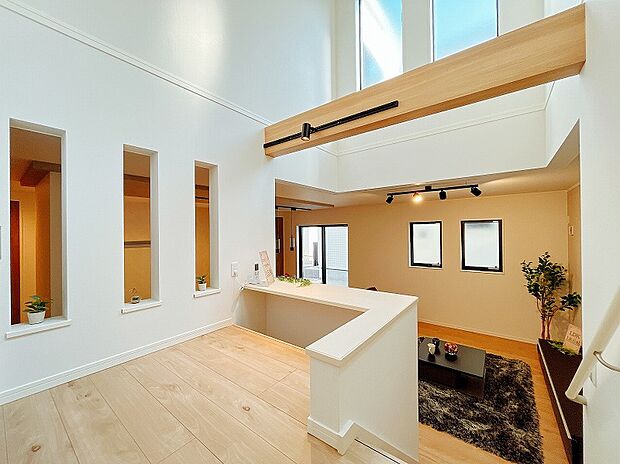 【【弊社プラン例：スキップフロア】】空間に立体感を生み出すスキップフロア。高さの異なるフロアが遊び心を演出します。
※画像にはオプション商品も含まれております。