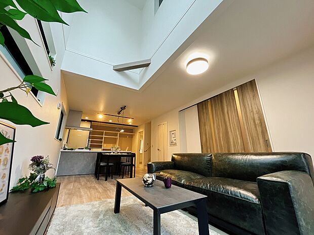 【【弊社プラン例:リビング】】お手持ちの家具の配置から、購入予定の家具サイズ、レイアウトを想定した設計まで、きめ細やかな設計を進めていきます。
※画像にはオプション商品も含まれております。