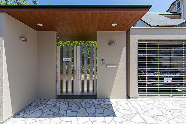 【風格と上質感にこだわった外構デザイン】C号地現地外観写真（2022年6月撮影）
家全体に風格と上質感を醸成する門構えのご提案も行い、家そのものの価値を高めています。