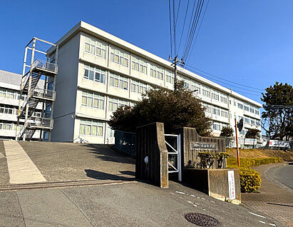 綾瀬市立城山中学校 現地から1670m～1705m。(徒歩21分～22分。)
