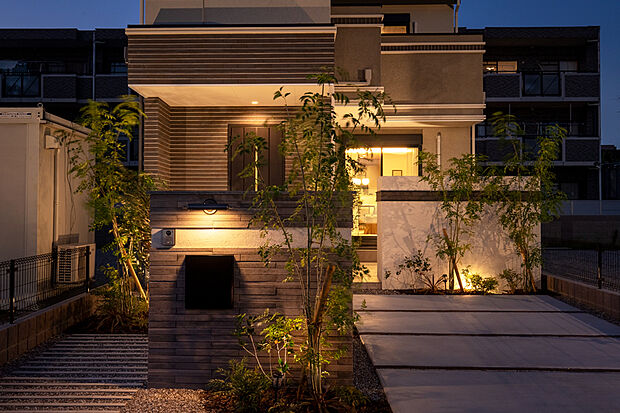 陰影の美しい外構。