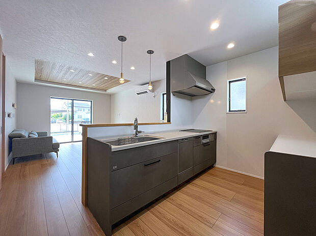 【キッチン】掃除のしやすいIHコンロです。深型食洗機もあるので家事ラクが叶います!