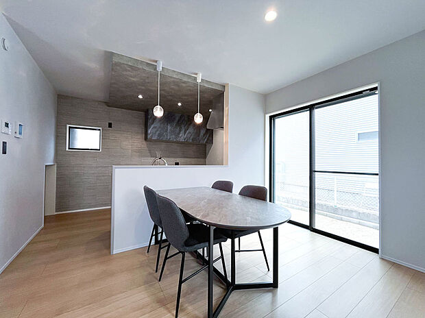 【ダイニング】ダークカラーの折り下げ天井が印象的な対面キッチン