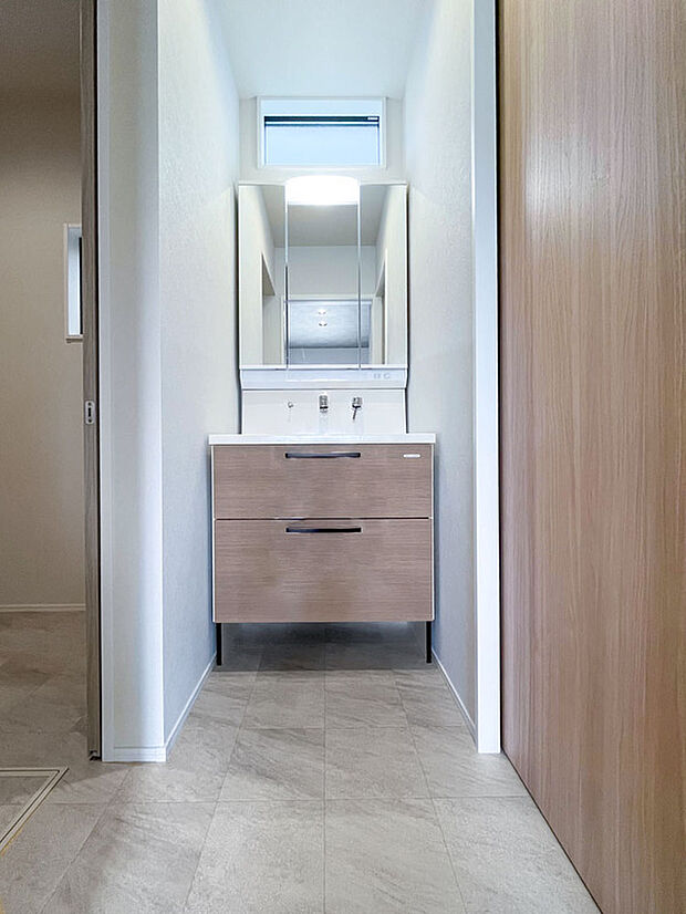 【洗面】脱衣室とトイレに隣接